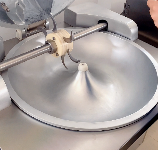 斬拌機(jī)盆式切菜機(jī)的區(qū)別