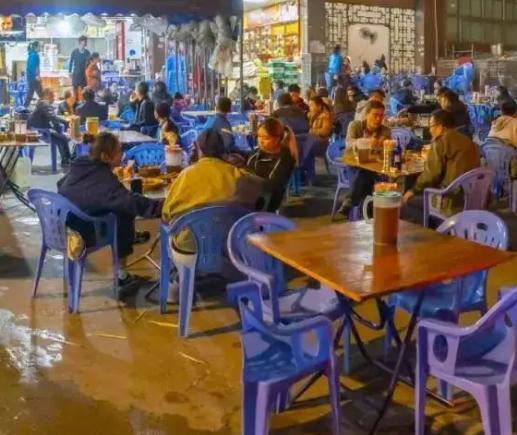 大排檔老板用包子機(jī)做包子 大排檔老板用包子機(jī)做包子