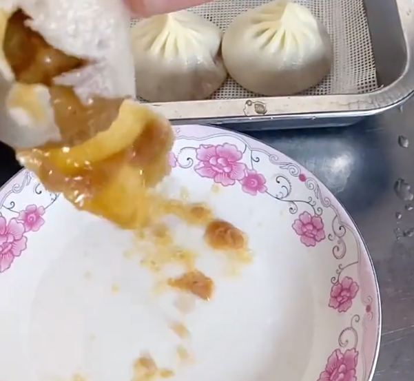 灌湯包機(jī)怎么做出帶湯的包子 灌湯包機(jī)怎么做出帶湯的包子