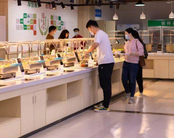 掌勺大廚成為“肇事者”切菜機怎么去解圍？