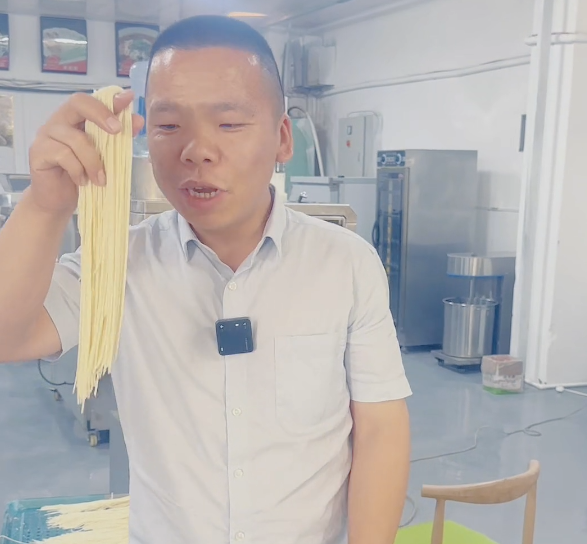 小型智能面條機(jī) 小型智能面條機(jī)