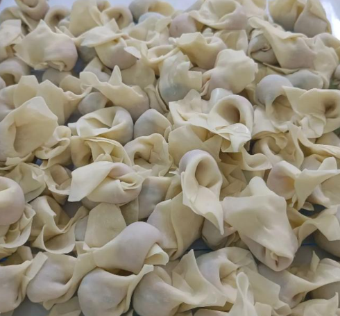 凌晨四點的餛飩鋪，老板娘用混沌機后笑得合不攏嘴？